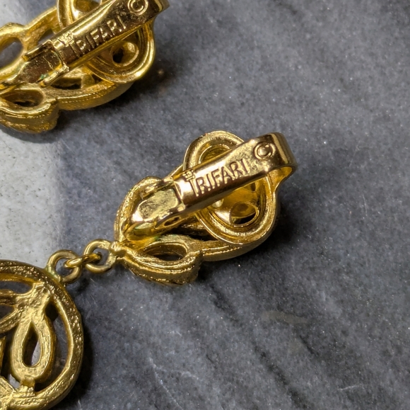 Trifari Textured Rope Openwork Dangle Gold Tone Clip On Earrings - Picture 5 of 9